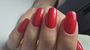 красный маникюр